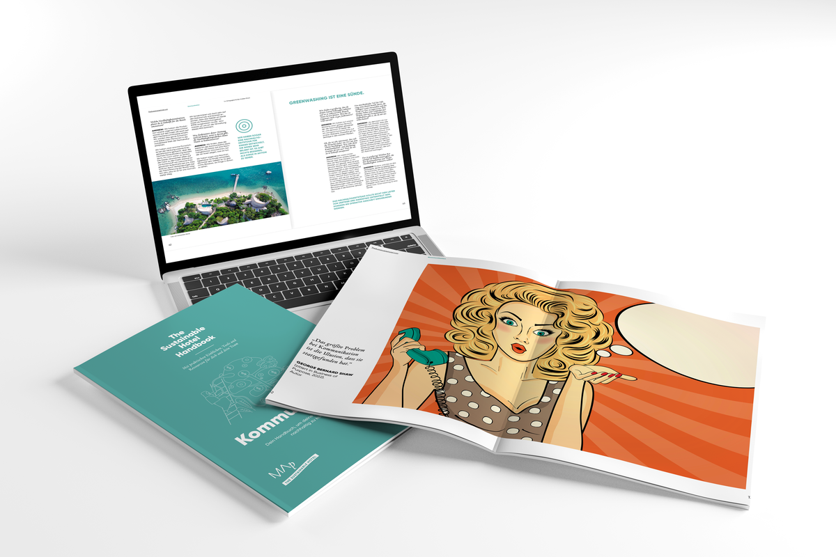 Offenes Laptop mit Handbuchseiten und aufgeschlagenem Druckexemplar; daneben das türkisfarbene Kommunikationshandbuch